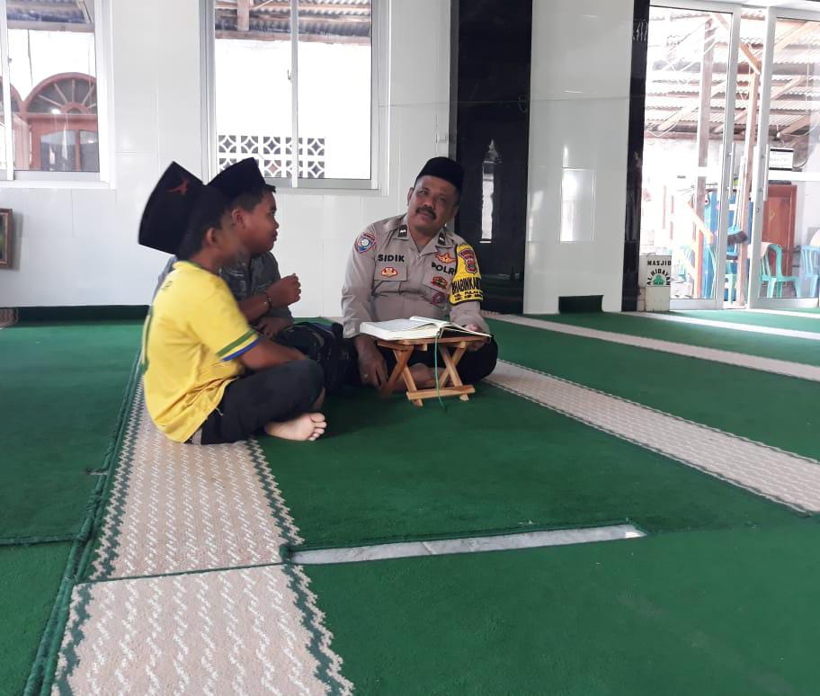 Bhabinkamtibmas Polres Kepulauan Seribu Ajak Remaja dan Anak Masjid Berhataman dan Tadarus Al-Qur'an di Pulau Harapan