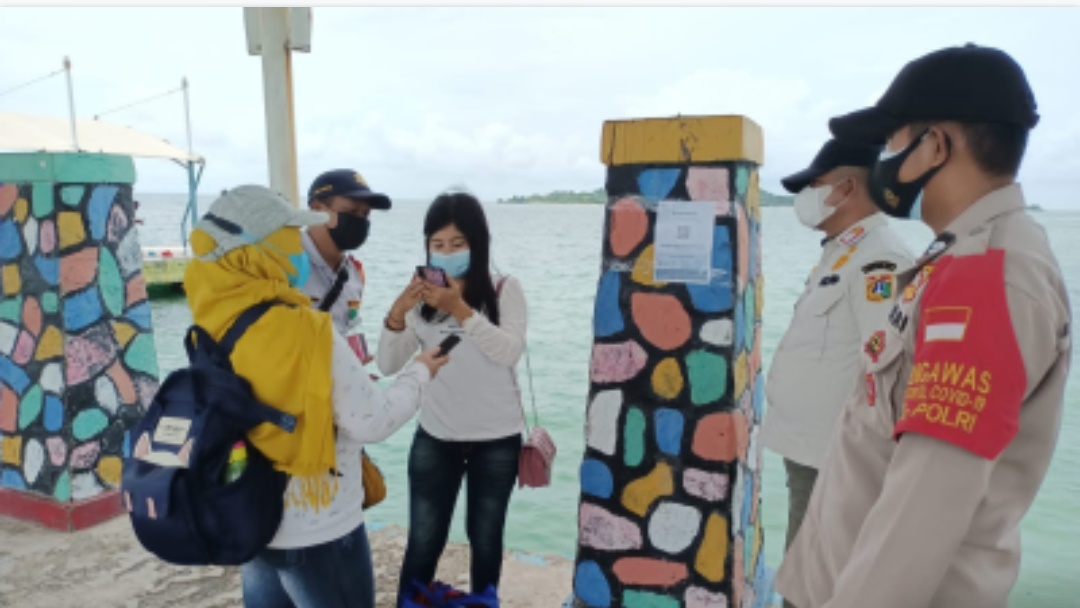 Polsek Kep Seribu Selatan Perketat Pengawasan ProKes dan Wajibkan 609 Penumpang Kapal Tiba di Pulau Untung Jawa Jalani Scan Barcode Peduli Lindungi
