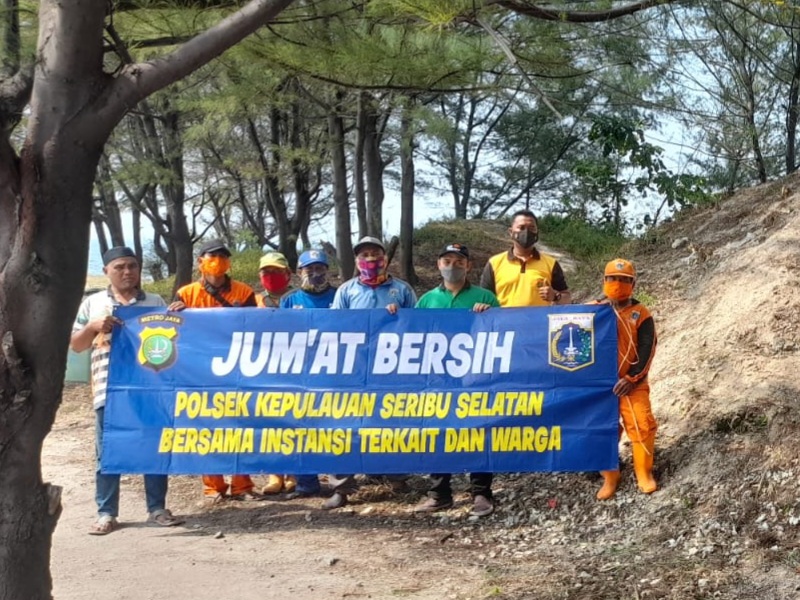 Jumat Bersih, Seluruh Wilayah Polres Kepulauan Seribu Bersih-bersih di Pesisir Pantai dan Fasilitas Umum