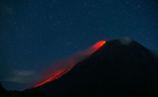 Gunung Merapi Luncurkan Lava 11 Kali, Masyarakat Diminta Waspada