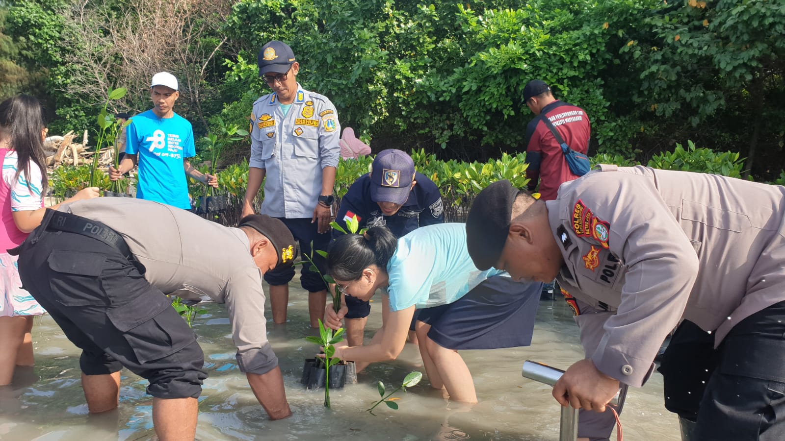 Bakti Sosial Hari Bhayangkara ke-78 di Wilayah Hukum Polres Kepulauan Seribu: Santunan Anak Yatim, Pengambilan Sampah di Terumbu Karang, dan Penanaman 2500 Pohon Mangrove