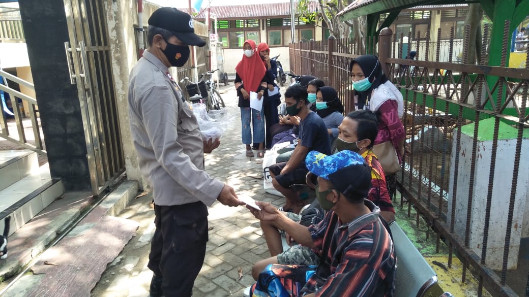 Polres Kep Seribu Bagikan 1.500 Masker ke Warga Upaya Cegah Sebaran Covid-19