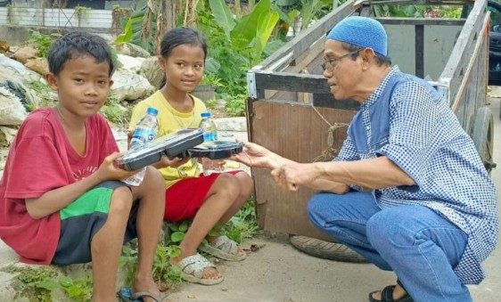 Pekan ke-33, Warga Cakung, Duren Sawit, hingga Pasar Sumber Artha Bekasi Terima Manfaat Program Jumat Berkah Wartawan