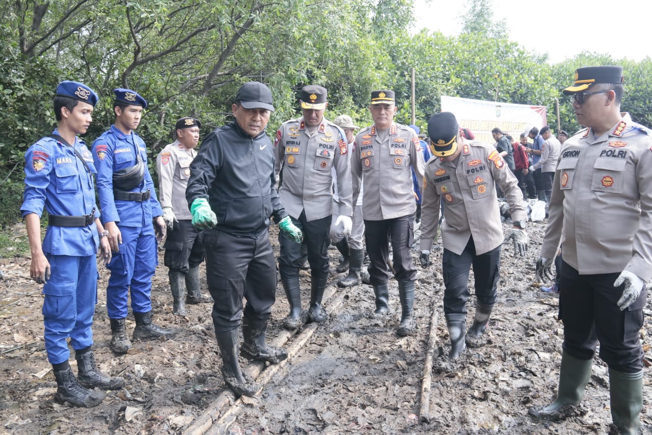 Kapolda Metro Jaya dan Pasukannya Bersihkan Sampah di Kawasan Mangrove Muara Angke