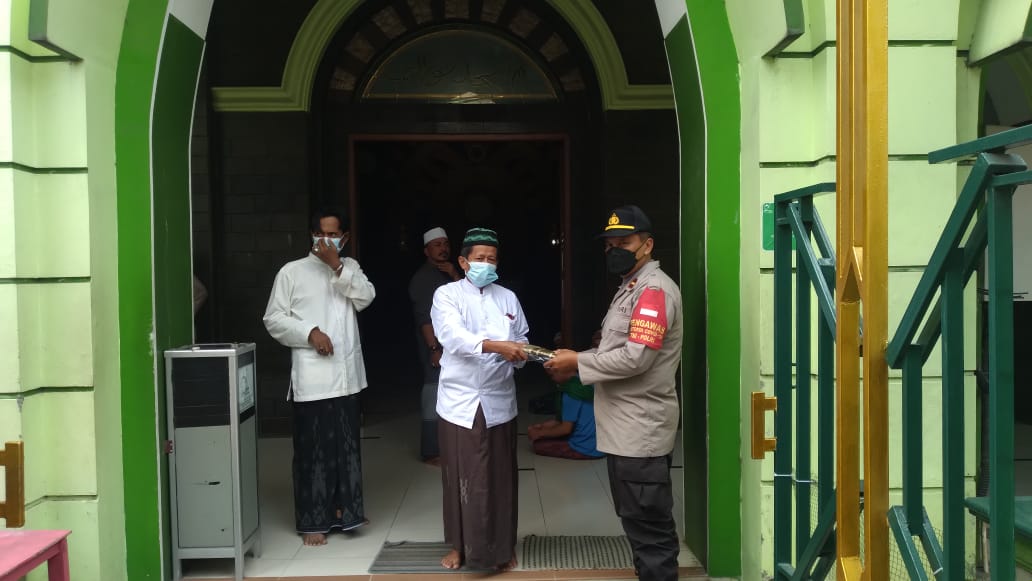 Polsek Pademangan Bagikan Ratusan Sarung ke Pengurus dan Marbot Masjid