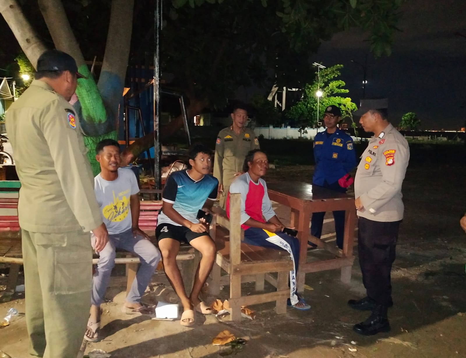 Patroli Malam Polsek Kepulauan Seribu Selatan Tingkatkan Keamanan dan Perangi Hoax di Pulau Untung Jawa