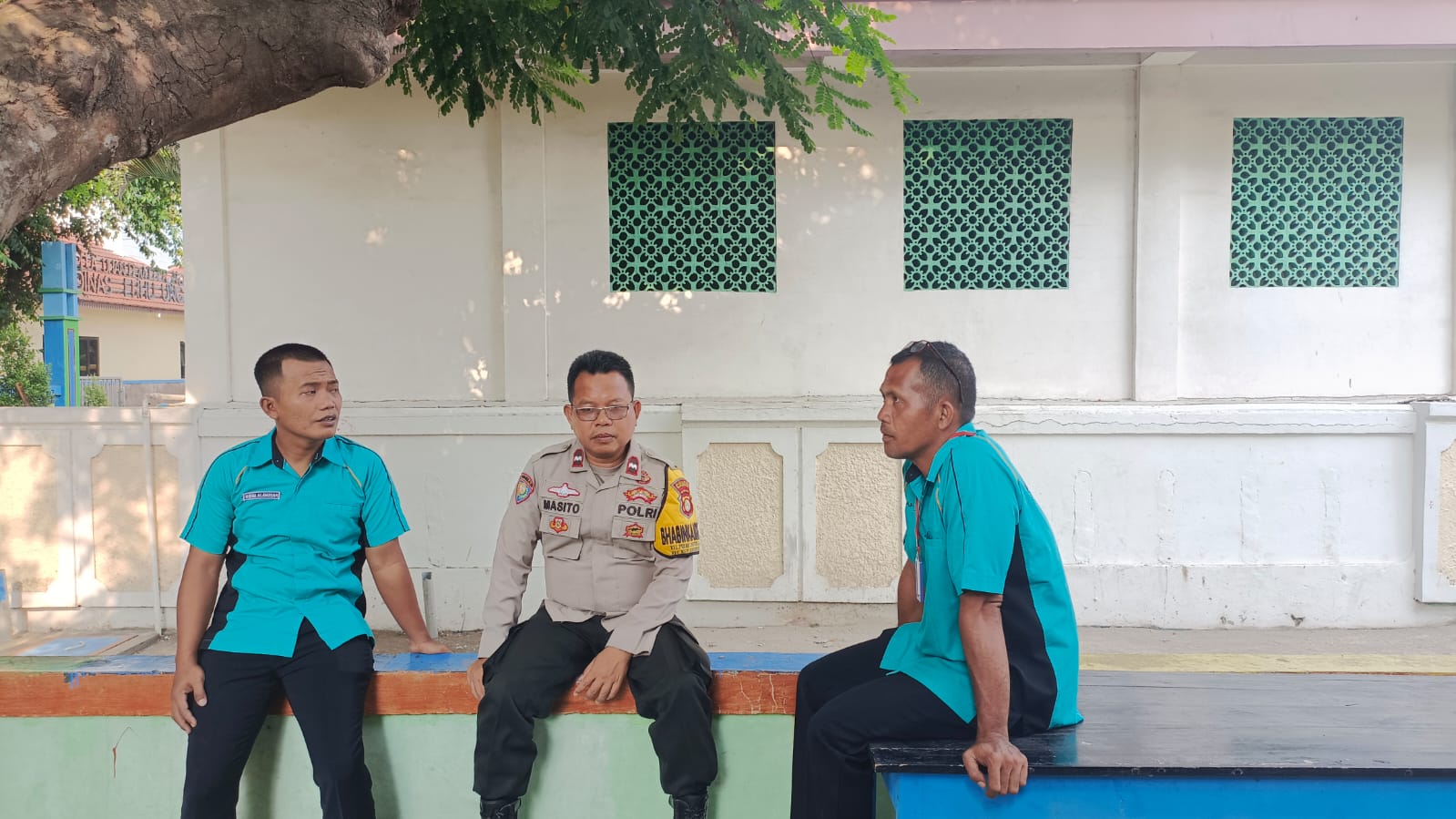 Bhabinkamtibmas Pulau Untung Jawa Ajak Warga untuk Pemilu 2024 yang Aman dan Damai