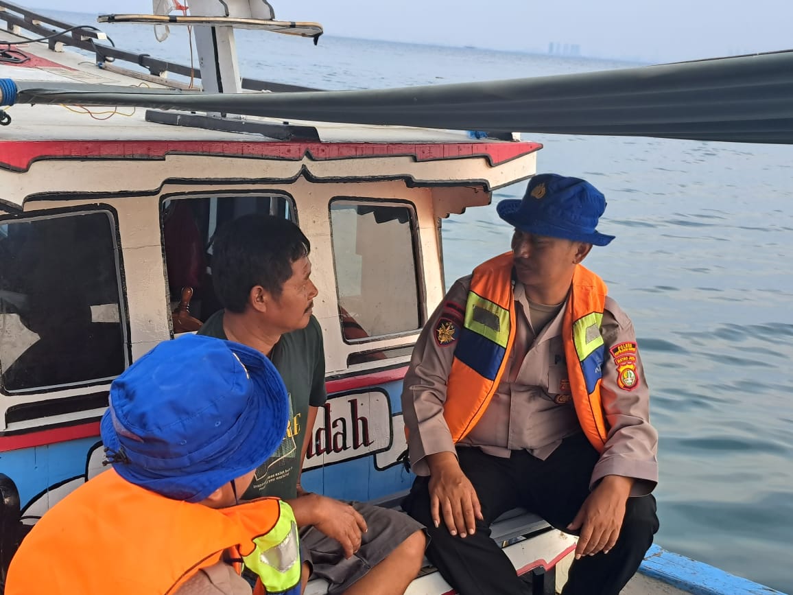Team Patroli Satuan Polair Polres Kepulauan Seribu Sambangi Nelayan di Perairan Pulau Ayer dan Himbau Kesadaran Kamtibmas