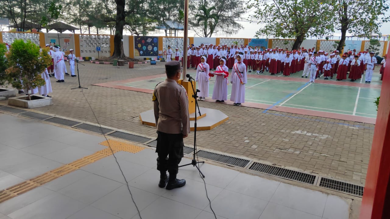 Aipda Masito Menyampaikan Pesan Penting pada Upacara Bendera di SDN 01 PG Pulau Untung Jawa