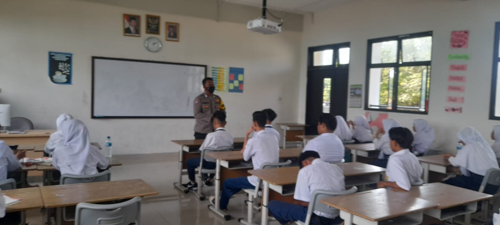 Bhabinkamtibmas Pulau Pari Jadikan Police Goes to School untuk Berikan Motivasi pada Pelajar